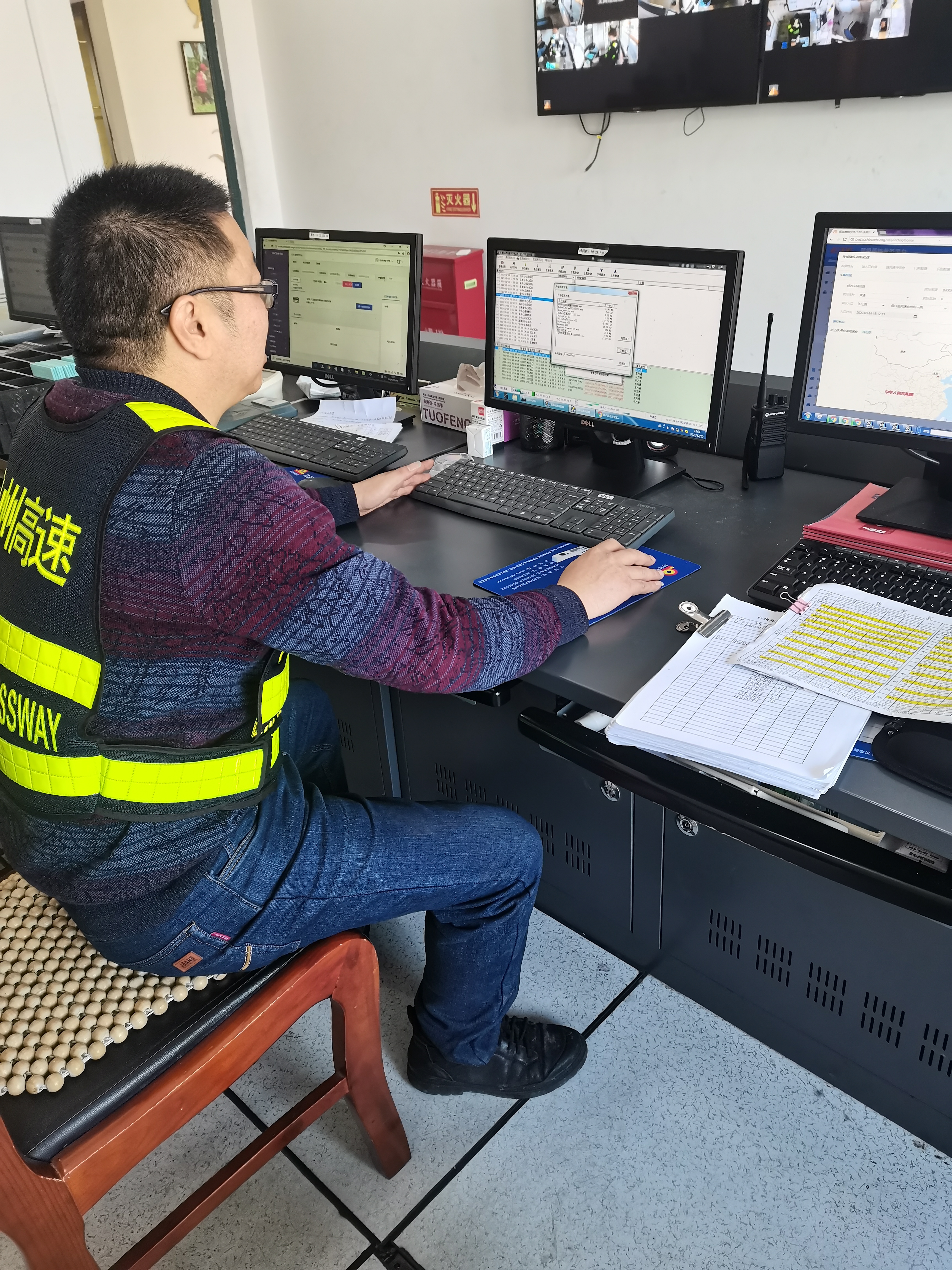 1639384246108643.jpg 圖為工作人員在升級系統.jpg