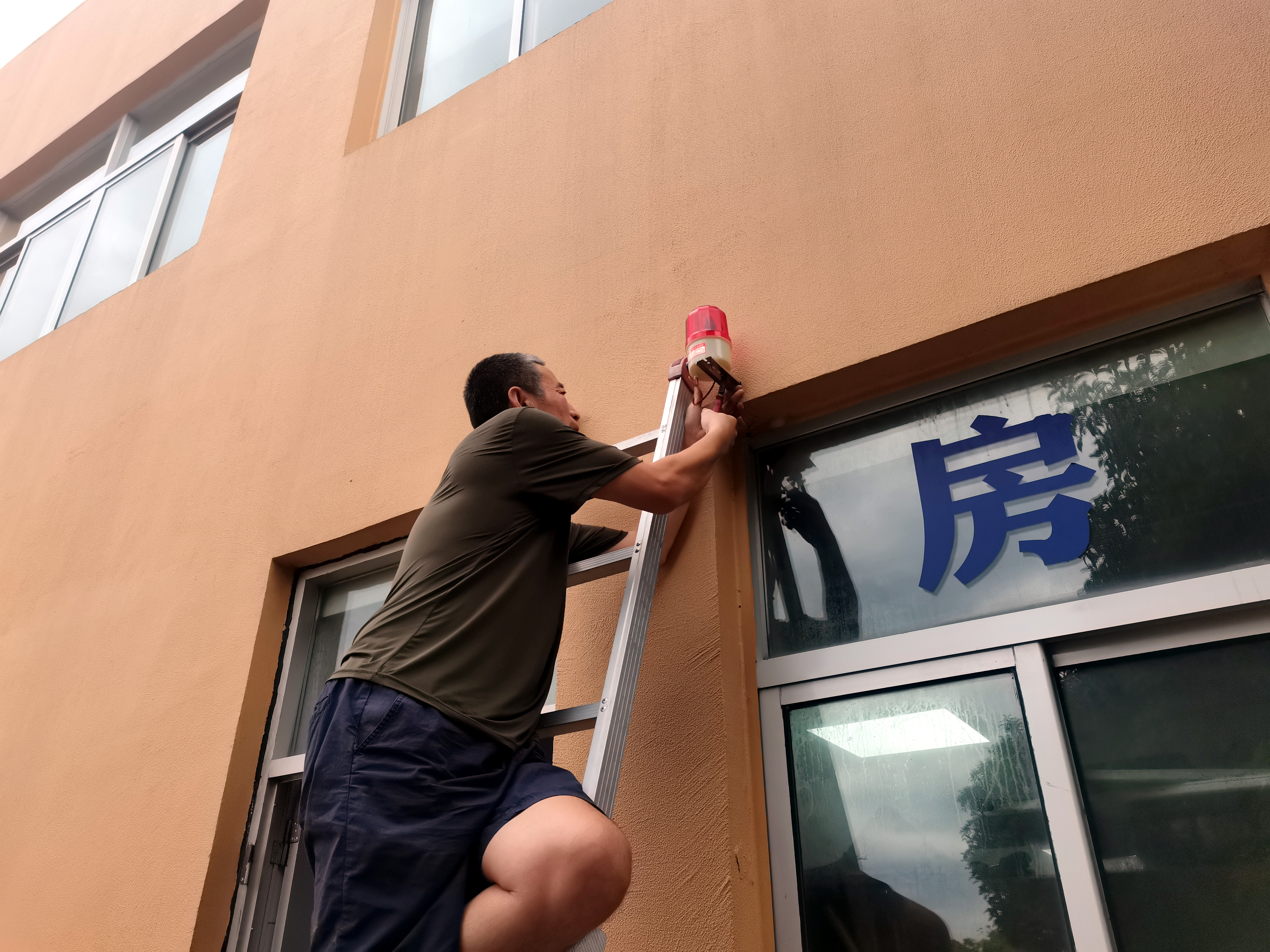 1663557679417239.jpg 圖為中心人員在臺州南安裝外墻報(bào)警器.jpg