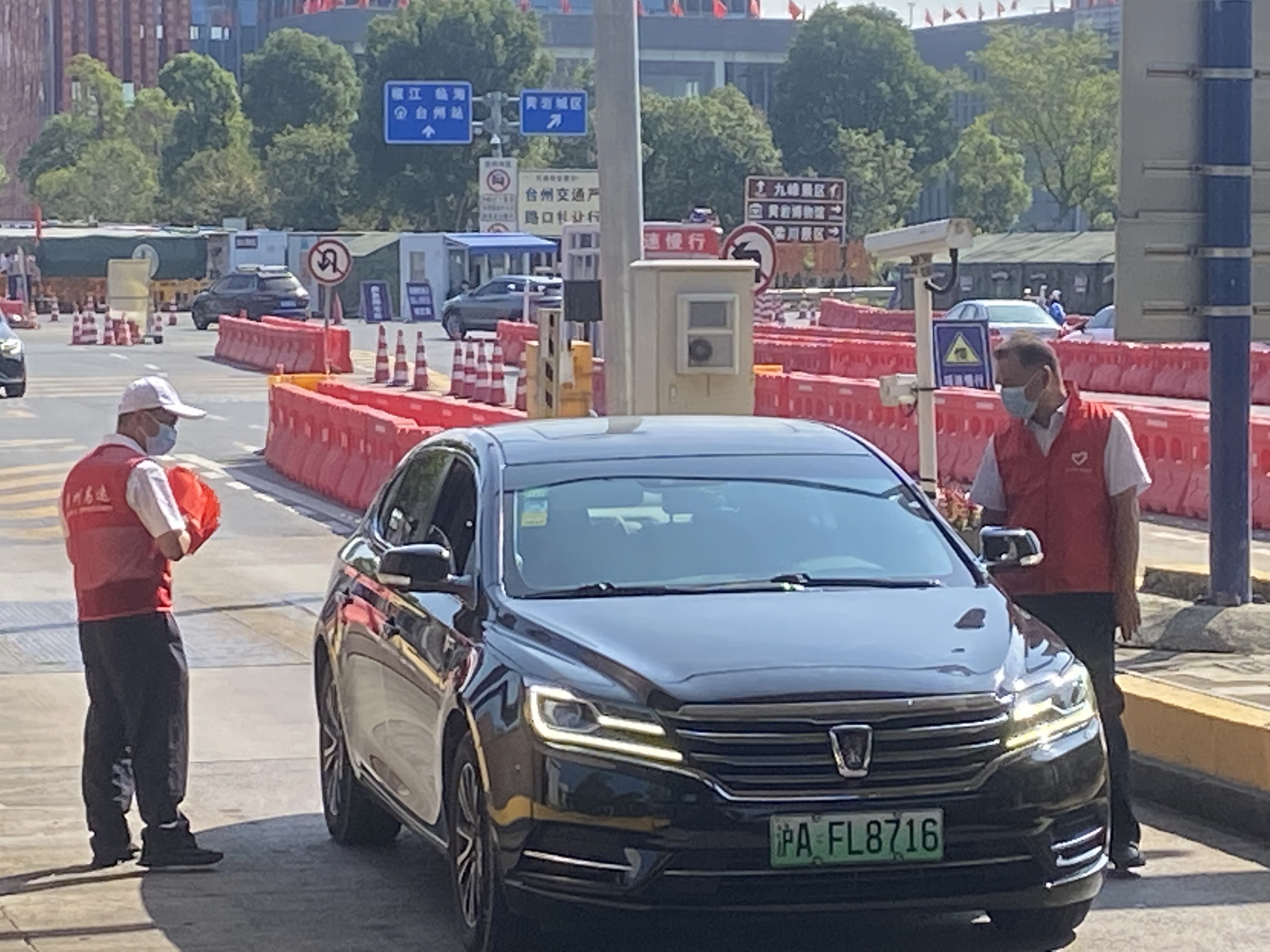 1665389651914499.jpg 志愿者分發小紅旗并宣傳林玲攝1.jpg