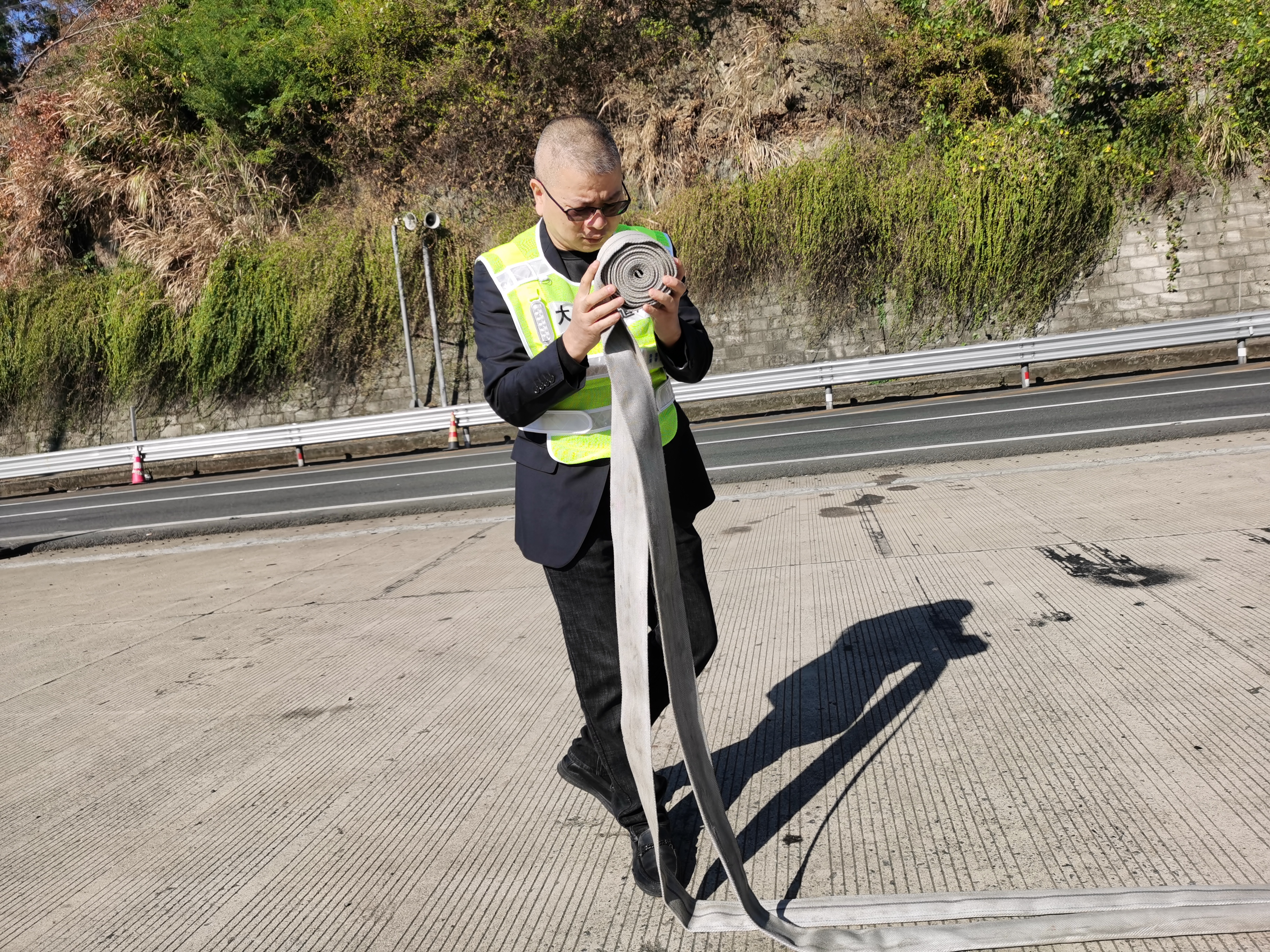 1669620399406394.jpg 金衛(wèi)軍在安全檢查時(shí)整理消防水帶 陳智慧攝.jpg