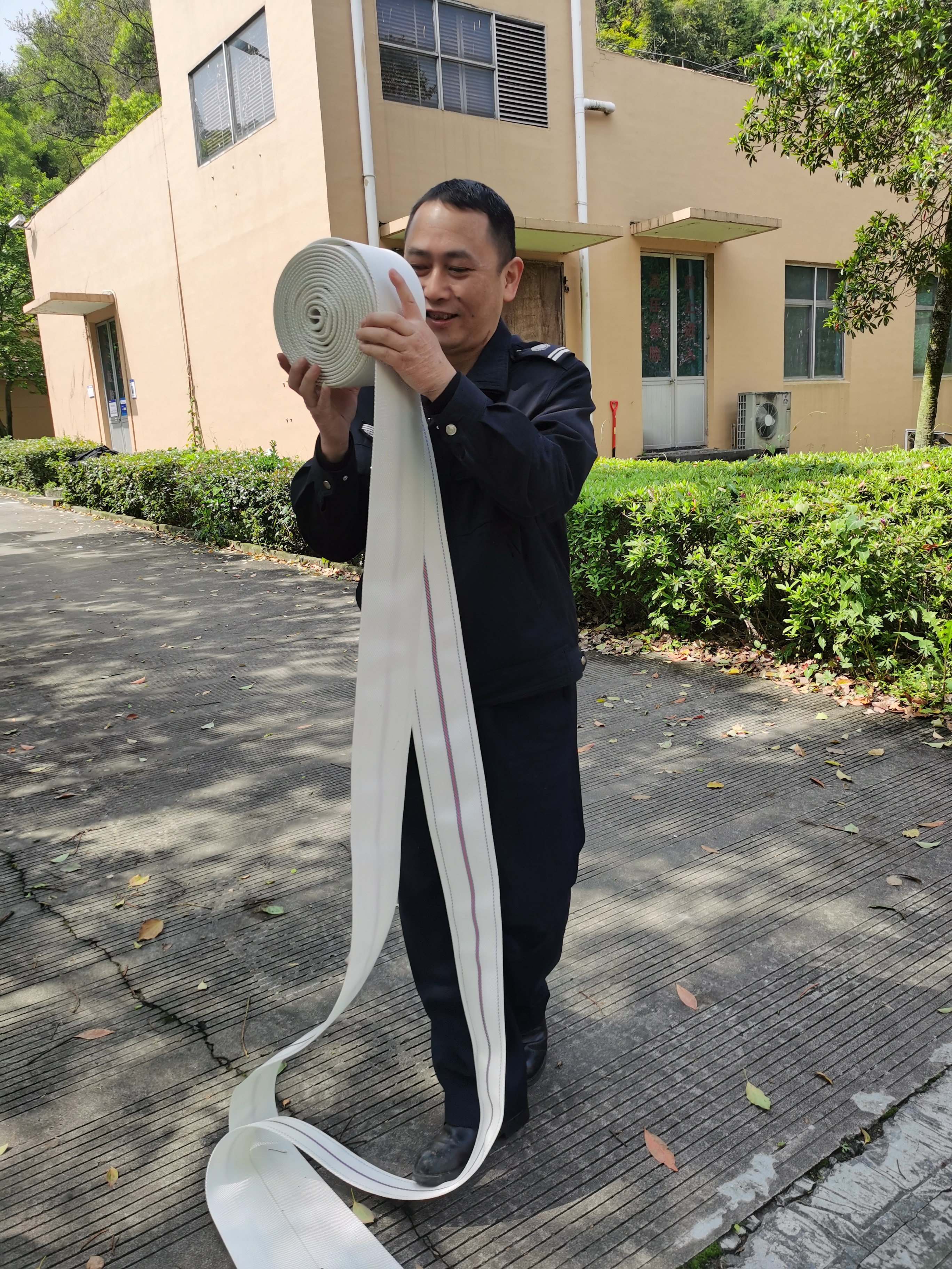 1681342904338611.jpg 2023.04.12隊(duì)員們在收水帶 陳智慧攝.jpg