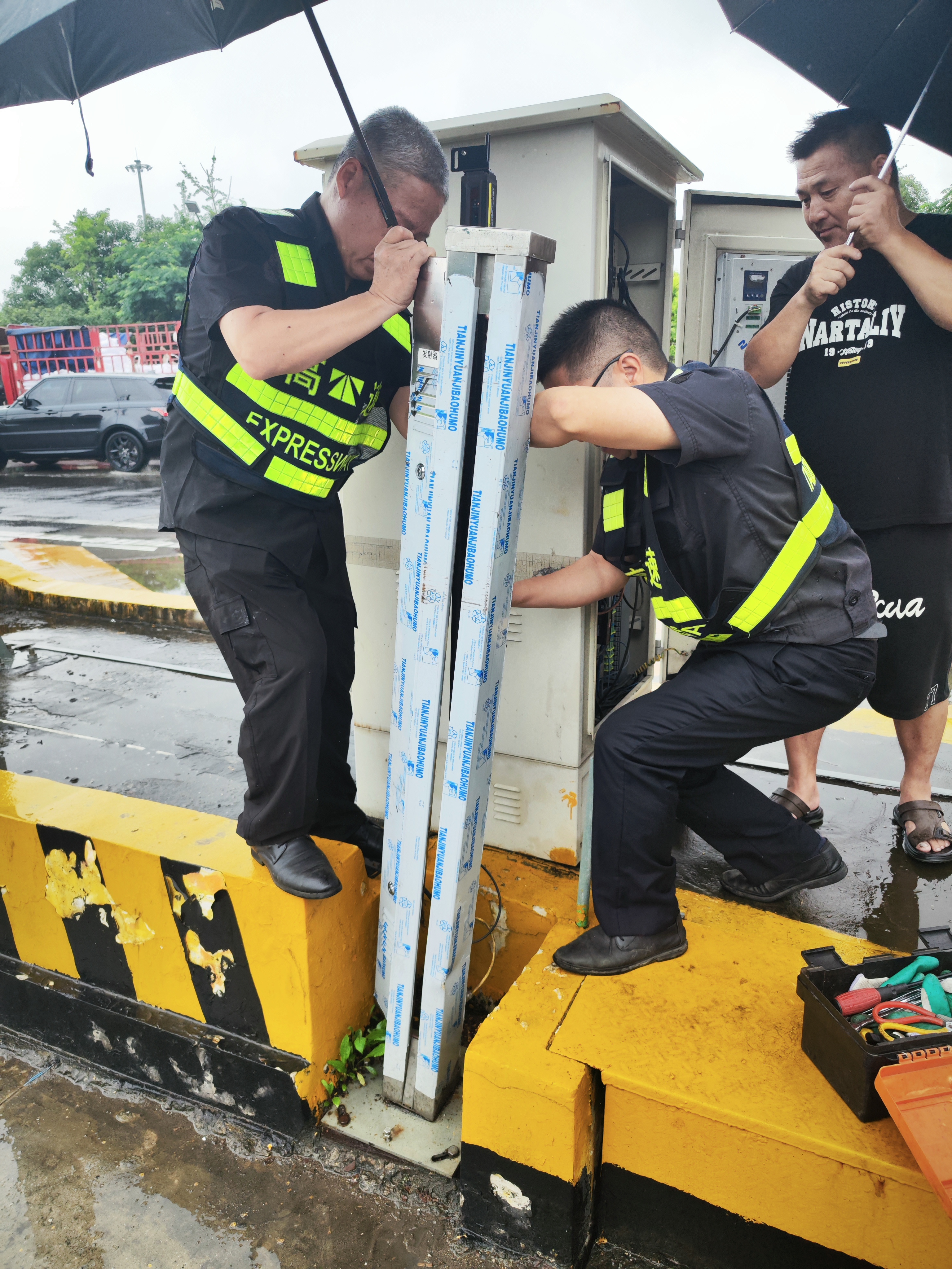 1718614654274472.jpg 現(xiàn)場拆除光幕內(nèi)芯2.jpg