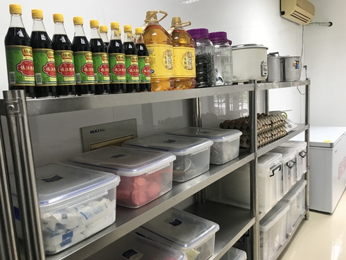 圖為食堂倉庫間 陳瑩攝_副本.jpg